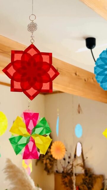 🌈 冬のお部屋はつるし飾りで決まり

冬のうっとりがみの仕事場（昼間編）✨

窓に貼らず、つるして くるくる、ゆらゆら。

そのほうが お庭の緑も楽しめるし 
光がたっぷり、お部屋の奥まで届くから。

仕事の手を止めて、ふと顔を上げると そこにはキラキラ揺れる折り紙の森❤️

視界がひらくと 頭の中まで、スっと整っていく。

光って、やっぱり 頭の中までふわっと風を通してくれる✨

作品：　@namekoma55 ・ うっとりがみ
ビーズ加工： りえこ隊長
折り手： うっとりがみ折り友部

#うっとりがみ
#ひかりとり紙
#グラシンペーパー
#トランスパレント
#おりがみ
#講談社
#uttorigami
#origami