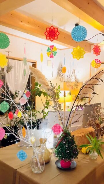 🎄 夜は、シックに大人の空間

仕事場をクリスマス仕様にしてみました✨

今の季節はお花屋さんにクリスマスの枝物がずらり。

そこへ
ひょいと引っ掛けるだけでがんばらなくても
ちゃんとオシャレに決まります。

動画の枝で揺れているのはたった2枚で折れちゃう 
「クリスマスボール」by junkoneko.y （講談社『透かしてうっとり 光の折り紙』掲載）

夜の光に、静かにきらめく 大人のクリスマスです✨

📣 うっとりがみのレッスン・講座はメルマガ読者さんだけのご案内です。

@uttorigami_official から「メルマガ登録」または公式HPからメールアドレスを登録してね。iCloud,ezweb,hotmail以外でお願いします（ほぼ届きません）

#うっとりがみ
#uttorigami
#折り紙
#保育士
#児童館